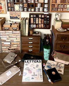 there are many different items on the desk in this room, including letters and other things