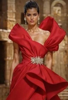 Red Carpet Couture, Ellie Saab, Wedding Dress Patterns, Winter Red, Red Carpet Ready, Fashion Gowns, Framed Wallpaper, Girly Dresses, Red Gowns