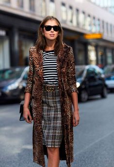 novas maneiras de usar oncinha Street Style Celebrities, Mixed Prints Outfit, Mode Tips, Walking Down The Street, Miroslava Duma, Woman Walking, Anna Dello Russo, Leopard Print Coat, Copenhagen Style