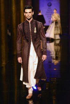 India Fashion Men, Mens Indian Wear, Monday Outfit, Boys Kurta Design, Indian Groom Wear, India Clothes, Indian Men, Lv Fashion