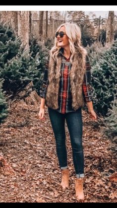 Christmas Plaid Shirt Outfit Women, Womans Christmas Outfit, Family Christmas Party Outfits Casual, Fur Vest Outfits For Women, Plaid And Leopard Outfits, Buffalo Plaid Outfit Women, Faux Fur Vest Outfit Winter, Christmas Outfit Ideas For Women Casual, Country Christmas Outfits