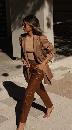 Outfit For Work Winter, Brown Pants Outfit For Work, How To Style Leather Pants, Modern Traditional Living Room, Leather Trousers Outfit, Nude Shirt, Brown Pants Outfit, Lederhosen Outfit