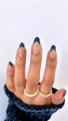 Navy Nails Christmas, Navy Blue Christmas Nails Winter, Light Blue Christmas Nails Winter, Christmas Nails Navy Blue, Royal Blue Winter Nails, Christmas Nails Navy, Blue And Gold Christmas Nails, Navy Blue And Gold Nail Designs, Navy Blue Nails With Design