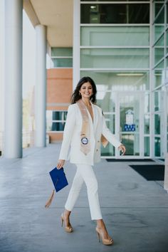 University of Arizona Senior Graduation Grad Picture Photos Poses Ideas Business outfit Business Graduate Pictures, Business Grad Photoshoot, Grad Photoshoot Outfit Ideas, Business Graduation Pictures Ideas, Business Attire Graduation Pictures, Graduation Pictures Suit Women, Senior Pictures Outfits Business, Graduation Business Pictures, Business College Graduation Pictures