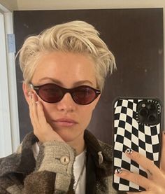 Short Haircuts Ideas, Champagne Blonde Hair, Short Hair Outfits, Pixie Haircut Ideas, Haircuts Ideas, Girls Short Haircuts, Really Short Hair, Bald Hair, Hair Inspiration Short