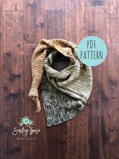 a knitted scarf on top of a wooden floor with the words free pattern above it