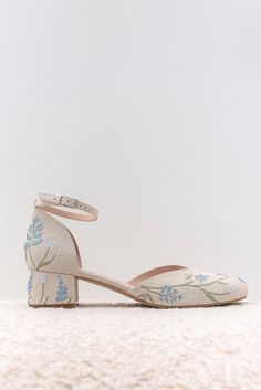 Wedding shoes 'Jasmine' is handcrafted in soft ivory suede and has elegant handmade blooming bluebonnet embroidery that can be customized to your preference! The heel measures 4.5 cm / 1.8 inches. These wedding shoes are designed with a V-notched vamp (v-cut) and closed-toe, making bridal sandals more elegant and special. Inside there is a soft Memory foam insole, which gives a feeling of additional comfort when walking. Tunit outsole is made of a mixture of leather chips and rubber, it's more wear-resistant than leather and more durable. This type of outsoles is great for countries with rainy climates. Also, we use soft natural upper materials that wear well and take the shape of the foot. OUR SHOES ARE MADE-TO-MEASURE ONLY. We start to craft the shoes only after you place the order. Plea Flat Wedding Shoes For Bride Boho, Embroidered Bridal Shoes, Bluebonnet Embroidery, Wedding Block Heels, Outdoor Wedding Shoes, Comfy Wedding Shoes, Casual Wedding Shoes, Boho Wedding Shoes, Wedding Shoes Vintage