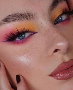 Cute Colorful Eyeshadow Looks, Makeup Colorful Eyeshadow, Pink Yellow Eye Makeup, Makeup Yellow Eyeshadow, Yellow Make Up Looks, Eyeshadow Looks Color, Colorful Eyeshadow Makeup, Eyeshadow Pink Looks, Two Color Eyeshadow Looks