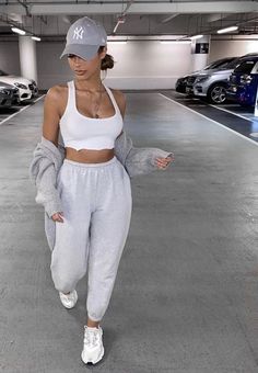 Sporty Outfits Aesthetic, Sweatpants Outfits, Cute Gym Outfits, Homewear Fashion, Chill Outfits, Causual Outfits, Cute Comfy Outfits, Streetwear Fashion Women, Athleisure Outfits