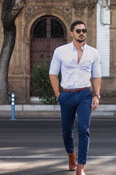 Quelles chaussures avec un chino ? - PsM White Shirts Outfits, Navy Blue Shirt Outfit, Navy Blue Pants Outfit, Blue Chinos Men, Formal Boys Outfit, Blue Pants Outfit, Blue Pants Men, Men's Business Casual