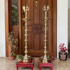 Measure: 4 feet height, Weight: 50 lbs (22 Kgs) This Majestic standing brass Annapakshi Nilavilakku, 48 inch kuthu vilakuu, is handcrafted by Indian artisans using century old skills of idol making for temples and religious ceremonies. It is made of solid brass. This traditional keral oil lamp or religious oil lamp known as 'Nilavilaku, is an ornamental oil brass lamp to light the wicks dipped in oil. Use this nilavilaku or lamp in any special space to create a divine ambiance bringing joy, happ Luxury Temple Style Chandbalis For Party, Indian Hanging Candle Holder, Brass Urli Stand, Kerala Temple Oil Lamp Lighting, Brass Lamps Indian, Laxmi Lamp, Brass Decor Indian, Indian Lamps, Mythical Bird