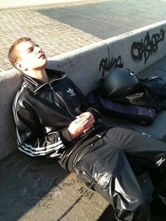 mmmmmmmmmmmmmmm Bad Boy Style, Look Adidas, Shiny Jacket, Shiny Clothes, Dark Photography, Fitness Inspo, Boy Fashion, Leather Men