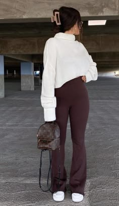 Brown Flares, Winter Pants Outfit, Flare Legging, Cold Outfits, Brown Pants, Mode Inspo, Autumn Outfit