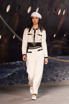 All of the Looks from Chanel's Epic Cruise Collection Chanel Streetwear, Chanel Blazer, Luxury Outfit, Chanel Aesthetic, Fashion Catwalk, Mode Chanel, Poppy Delevingne