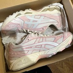 Pink White / Gently Used Can Be Cleaned For Nicer Look. Vintage Vintage Nike Shoes, Pink Asics, Nike Shoes Women Fashion, Pretty Sneakers, Trendy Shoes Sneakers, Dr Shoes, Asics Gel Kayano, Pretty Shoes Sneakers, Shoes Outfit Fashion