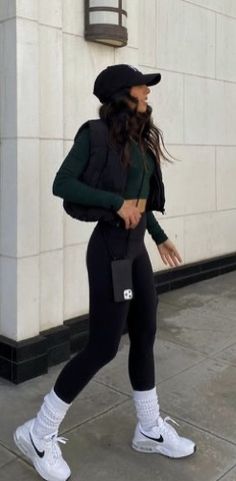 College Sweatpants Outfit, 25 Degree Weather Outfit, Simple Comfy Outfits For School, 29 Year Old Woman Fashion, Sportwear Outfit Woman, Womens Fitness Inspiration, Modele Fitness