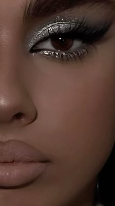 Brown Smokey Eye With Silver Glitter, Prom Eye Shadow, Makeup Ideas For Black And White Outfit, Sliver Eyeshadow Prom, 18th Bday Makeup, Brown Eyes Silver Makeup, Cute Silver Makeup Looks, Silver Eyeshadow Makeup Looks, Silver Prom Makeup For Brown Eyes