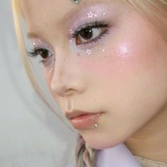 ���🎧 — melody piper. ever after high Glowy Glitter Makeup, Pastel Glitter Makeup, Glitter Star Makeup, Txt Concert Makeup, Makeup For Purple Hair, Purple Eyeshadow Aesthetic, Iridescent Makeup Looks, Glitter Makeup Aesthetic, Kpop Concert Makeup