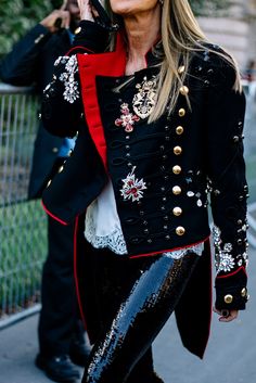 Street Style Paris Fashion Week, Military Style Jackets, Street Style Paris, Military Style, Fashion Editorial, Mode Inspiration, Military Fashion, Fashion Details