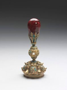 Finial of Hat with Ruby Inlay Qing dynasty (1644-1911). Gilt copper, ruby, and kingfisher feathers. National Palace Museum Collection Asian Headdress, Chinese Artefacts, Celestial Kingdom, Kingfisher Feather, Chinese Hat, Chinese History, Modern Chinese, Eastern Art