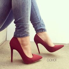 Classic red leather high heels | You can find this at => http://feedproxy.google.com/~r/amazingoutfits/~3/IiZFagx9sIo/photo.php Casual Work Shoes, Elegant Heels, Casual Heels, High Heel Pumps, Beautiful Shoes