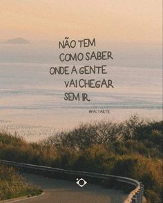 a road with the ocean in the background that says, no tem como saber one a gente vaichegar sem ir