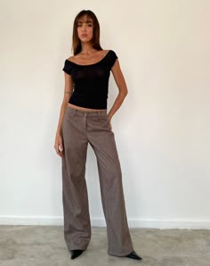 Image of Helsa Low Rise Trouser in Dark Brown Tailoring Low Waisted Dark Jeans Outfit, Low Rise Grey Pants Outfit, Sixth Form Trouser Outfits, Low Rise Tailored Pants, Low Rise Dress Pants, Low Waist Trousers Outfit, Low Rise Trousers Outfit, Low Waisted Pants Outfit, Brown Trouser Outfit