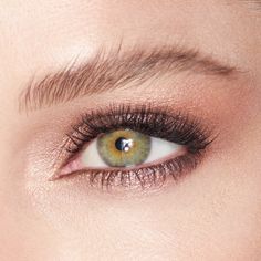 Find CHARLOTTE TILBURY Eyes To Mesmerise on Editorialist. Long-Lasting Cream Eyeshadow in Oyster-Gold Eyes To Mesmerise, Model Eyes, Classic Eyeliner, Green Eyes Makeup, Cat Eye Makeup, Oyster Pearl, Eye Makeup Looks, Eye Creams, Indian Bridal Makeup