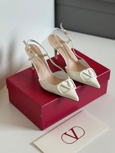 Dolls Shoes, Expensive Bag, Fashion Shoes Heels, White Wedding Shoes, Cute Nike Shoes, Metallic Heels, Fancy Bags