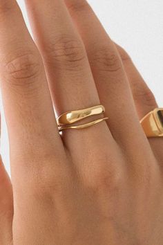 Elevate your style with our Minimalist Wave Band Set, a collection that effortlessly combines modern elegance with timeless charm. Crafted with precision and plated in lustrous 18k gold, this set features an Irregular Gold Ring that adds a touch of uniqueness to your ensemble. Perfect for stacking, these rings create a versatile and chic look that complements any outfit. Designed with a commitment to quality, our Tarnish-Free Women's Minimal Gold Ring ensures lasting beauty, making it an ideal addition to your everyday jewelry collection. Embrace simplicity with a touch of sophistication - adorn yourself with this exquisite set that seamlessly transitions from casual to formal occasions. Waves Ring, Set Of Rings, Organic Rings, Stil Inspiration, Classy Jewelry, Gold Ring Sets, Jewelry Lookbook, 가을 패션, Minimalist Rings