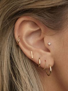 Ohrknorpel Piercing, Ušný Piercing, Piercings Oor, Minimalist Ear Piercings, Ear Peircings, Cool Ear Piercings, Pretty Ear Piercings, Cute Ear Piercings, Ear Style