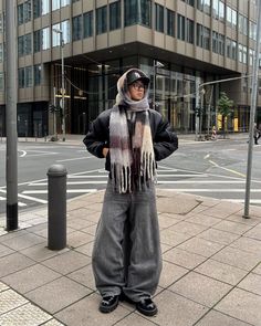 Cold Streetwear Outfits Men, Northface Outfit Man, Cold Winter Outfits Aesthetic Men, Winter Outfits Cold Men, Cold Winter Outfits Men, Ny Streetwear, Big Scarf Outfit, Outfits With Scarf, Winter Outfits Streetwear