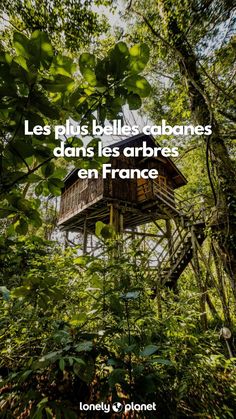 a tree house in the middle of some trees with text that reads, les plus belles