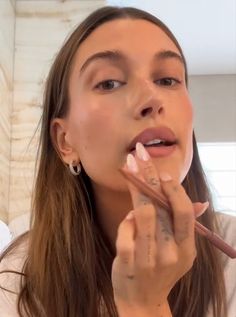 Mrs Bella, Her Makeup, Vogue Beauty, Emma Chamberlain, Limousin, Hailey Baldwin, Hailey Bieber, Clean Girl, Beauty Secrets