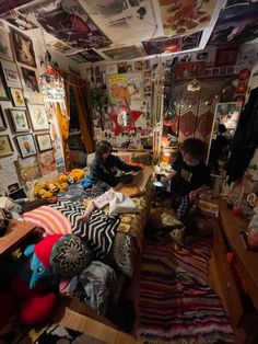 room grunge idea aesthetic room decor band posters tapestry Crowded Room Ideas, Maximalist Dorm Decor, Maximalism Bedroom Aesthetic, 90s Whimsy Goth Bedroom, Grunge Dorm Room, Room Aesthetic Indie, Dollar Tree Solar Light Ideas, Hippie Grunge Room, Cluttered Bedroom Aesthetic