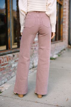 Pink And Neutral Outfit, Colored Jeans 2024, Mauve Jeans Outfit, Blush Pink Pants Outfit, Dusty Pink Outfit Color Combos, Mauve Pants Outfit, Simple But Classy Outfits, Outfits For Square Body Type, Pink And Cream Outfit