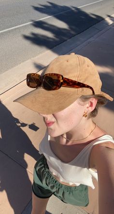 Summer Poses, Self Portrait Poses, Cap Collection, Brown Sunglasses, Instagram Pose, Amazon Products, Poses For Photos, Beach Poses, Rectangular Sunglasses