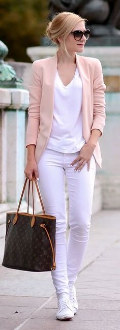 Una chaqueta de color rosa pastel con unos vaqueros blancos. ¡Qué bien queda para el otoño! Spring Work Outfits, Mode Casual, Pink Blazer, Inspired Outfits, 가을 패션, Business Casual Outfits, Fashion Mode, White Pants, Outfits Casuales