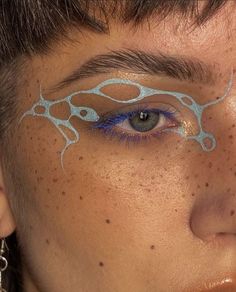 Translucent Makeup Look, Thermal Eyeshadow, No Eyebrows Makeup Look Editorial, Weird Eyeliner Looks, Artistic Eye Makeup Creative, Amelie Makeup, Alien Aesthetic Makeup, Fish Makeup Looks, Trippy Makeup Looks