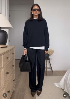 Simple Minimal Outfits, Uniqlo Vest Outfit, The Row Inspired Outfits, Muji Fashion Woman, Sweater And Blazer Outfit, Minimalistic Outfit Women, Simple Outfits For Winter, Travel Work Outfits, Winter Outfits Office Business Casual