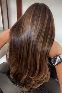 Brown Hair With Caramel, Rambut Brunette, Brown Hair With Caramel Highlights, Brown Hair Looks, Brown Hair Inspo, Hair Color Caramel, Hair Inspiration Long, Brunette Hair With Highlights, Gorgeous Hair Color