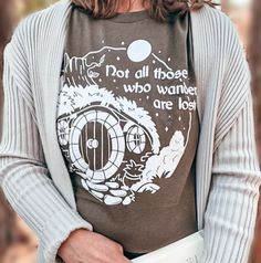 Whether you are wandering in a book or to the shire, this shirt is the perfect accessory for all your Bookish adventures to come! Inspired by Lord of the Rings & designed by @kreeturez We heard Frodo thinks you look good in this tee 😍 Featured in our November YA: Journey to Another World Box. KINDLY NOTE: This is n Lord Of The Rings Shirt Ideas, Lord Of The Rings Sweatshirt, Lord Of The Rings Merch, Lotr Shirt, All Who Wander, The Shire, Birthday List, Simple Shirts, Boyfriend Tee