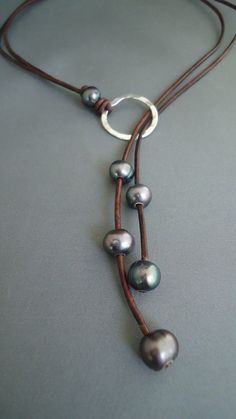 شال كروشيه, Leather Jewellery, Black Pearls, Hammered Sterling Silver, Bijoux Diy, Precious Jewelry, Leather Necklace