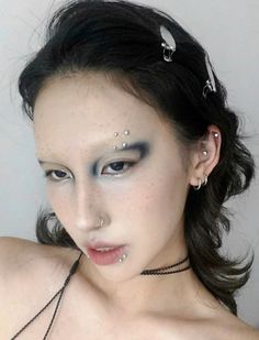 xiaohongshu ID: future0150 | creative eye makeup look eyeshadow Rave Face Makeup, Zelda Makeup Look, Experimental Eye Makeup, Cyberpunk Eye Makeup, Grey Douyin Makeup, Cybersigilism Makeup, Slept In Makeup, Asymmetrical Makeup, Scifi Makeup