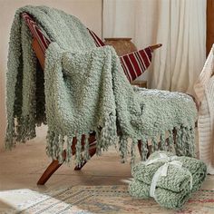 UNIQUE DESIGN - Meet our new favorite boho throw blanket. Full of handmade details, this knit throw blanket will add a bohemian style and a perfect farmhouse look to your home. Woven geometric details and fabulous tassels are inspired by the French countryside lifestyle to decorate and your place in a natural and tasteful way. HIGH QUALITY - Woven from high-quality knit, this decorative boho throw blanketdoes not shrink and wrinkle after washing. It's lightweight and durable as well as easy to m Bed Sage Green, Summer Throw Blanket, Farmhouse Throws, Luxury Farmhouse, Cable Knit Throw Blanket, Textured Throw Blanket, Boho Throw Blanket, Throw Blanket Pattern, Modern Blankets