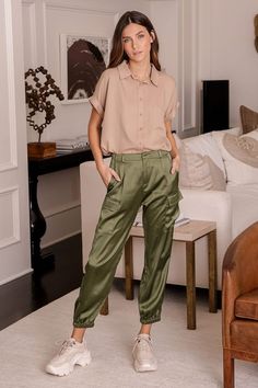 Beige Sweatpants Outfits, Satin Joggers Outfit, Cargo Pants Outfit Casual, Cargo Joggers Outfits, Pajama Pants Outfit, Silk Cargo Pants, Satin Pants Outfit, Olive Pants Outfit, Olive Chinos