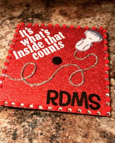 a red graduation cap with the words it's what's inside that counts