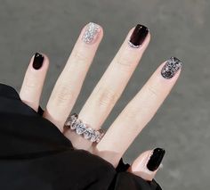 Black And Silver Nails Short, Black Nails Glitter, Ball Nails, Salon Nails, Pink Ombre Nails, Nagel Tips, Gelish Nails, Black Tones, Glitter Design