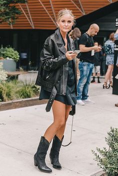 Moto Jacket Style, Street Style Vintage, Festival Mode, Black Cowboy Boots, Nashville Outfits, Boating Outfit