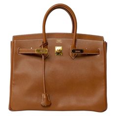 Borsa firmata Hermès, modello Birkin, misura 35, realizzata in pelle epson nella colorazione gold con hardware dorati. Dotata di una patta con chiusura a fascia orizzontale ad incastro, completa di clochette, luccchetto e chiavi. Internamente rivestita in pelle tono su tono, molto capiente e comode tasche. Munita di doppio manico in pelle per una portata a mano. Anno di produzione 2021, l’articolo si presenta in ottime condizioni. Borsa firmata Hermès, modello Birkin, misura 35, realizzata in pe Brown Birkin, Birkin Bags, Gold For Sale, Hermes Birkin 35, Kelly Bag, Jane Birkin, Hermes Bag, Grace Kelly, Hermes Birkin